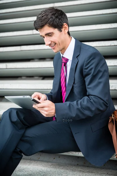 Young businessman using laptop — Stock Photo, Image