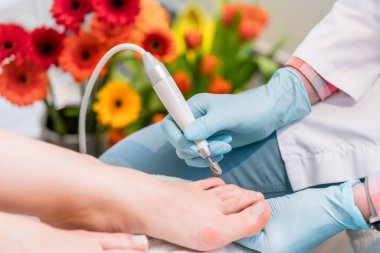 Cerrahi giyen bir pedicurist elinde Close-Up wh eldiven