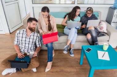 Gençler modern bir hu bir işbirlikçi ofis mekanları paylaşımı