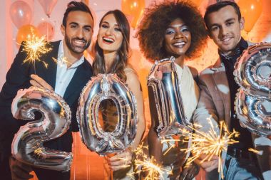 Çiftler kutluyor köpüklü şarap ile gece yarısı içine yeni yıl arifesinde dans kulübü
