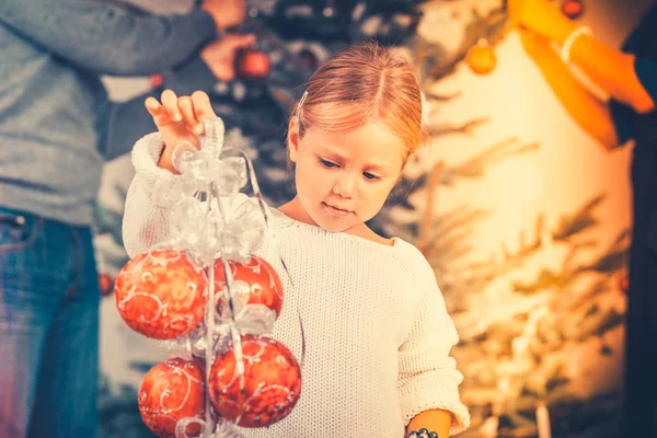 Mädchen Hilft Beim Schmücken Des Weihnachtsbaums Hält Weihnachtskugeln Der Hand — Stockfoto