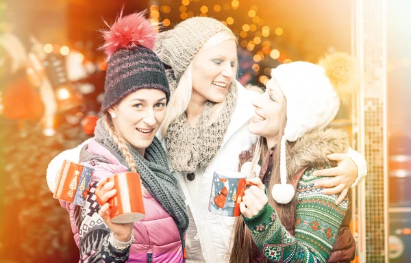 Mujeres Bebiendo Vino Caliente Tazas Delante Luces Brillantes — Foto de Stock