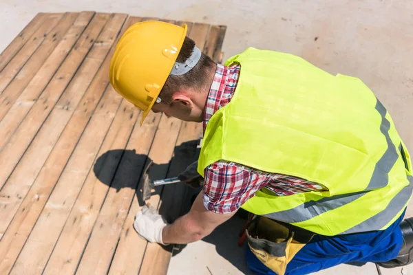 Vista de ángulo alto de un trabajador de cuello azul utilizando un martillo en la co — Foto de Stock