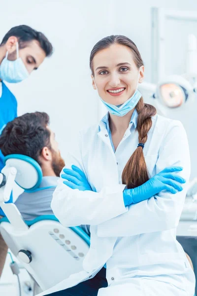 Retrato de una dentista confiada mirando a la cámara en el —  Fotos de Stock