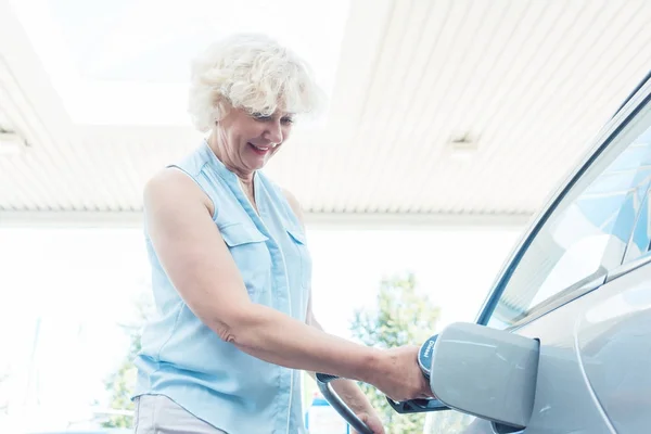 Mujer llenando tanque de gasolina — Foto de Stock