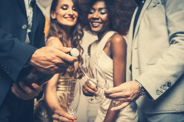 Man öppnar champagneflaska på fest — Stockfoto