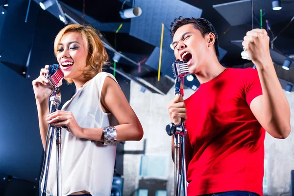 Cantante asiática produciendo canción en estudio de grabación —  Fotos de Stock