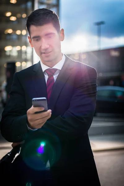 Hombre de negocios usando el teléfono en la noche al aire libre —  Fotos de Stock