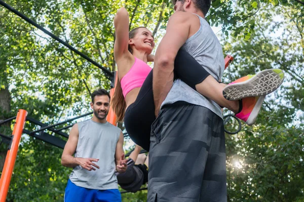 Genç kadının egzersizleri yapıyor düşük açılı görünüş