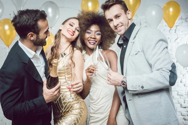 Party people with drinks celebrating new year — Stock Photo, Image