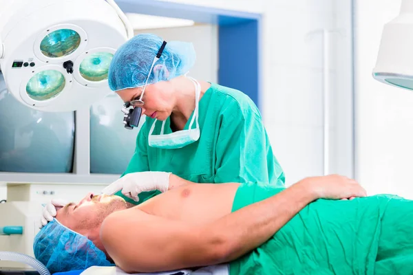 Cirurgião ortopédico operando paciente — Fotografia de Stock