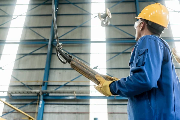 Vista Basso Angolo Operaio Asiatico Qualificato Che Controlla Gancio Industriale — Foto Stock