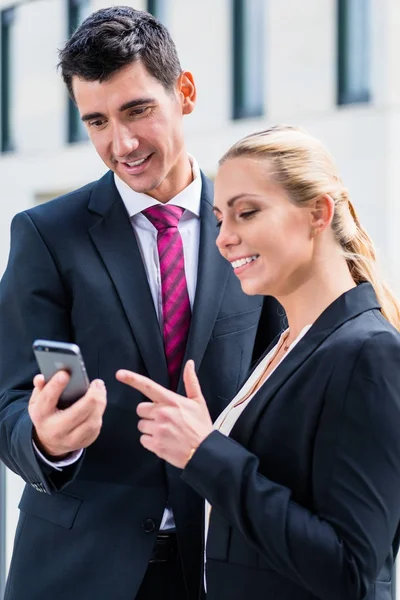 Homme d'affaires et femme travaillant à l'extérieur — Photo