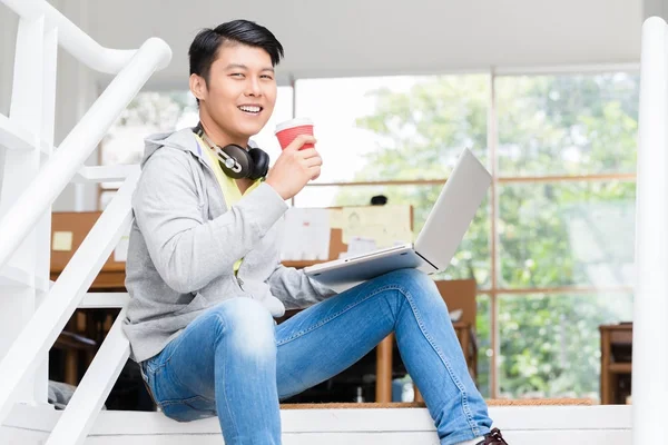 Glücklich Junge Asiatische Mitarbeiter Kaffee Trinken Während Mit Laptop — Stockfoto