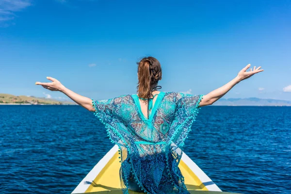 Vista Posteriore Giovane Donna Seduta Con Braccia Tese Sfondo Marino — Foto Stock