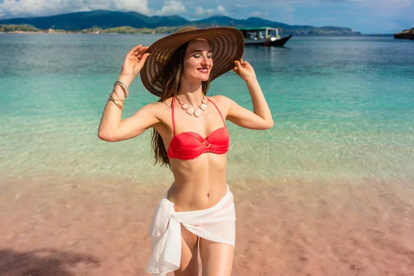 Modne Młoda Kobieta Doskonałego Ciała Uśmiechnięty Pozowanie Komodo Island Indonezja — Zdjęcie stockowe