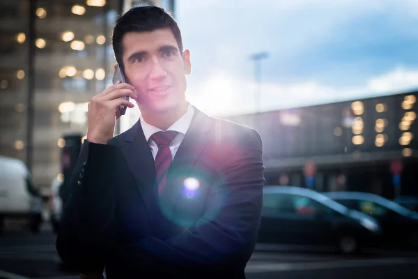 Affärsman som använder telefon i kväll utomhus — Stockfoto