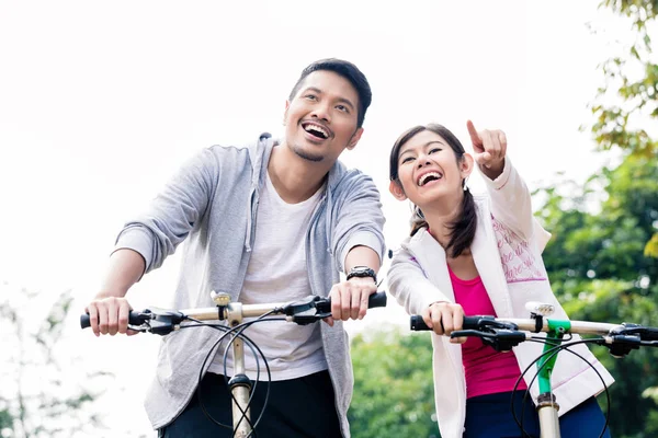 Jovem Casal Asiático Rindo Juntos Enquanto Andava Bicicleta — Fotografia de Stock