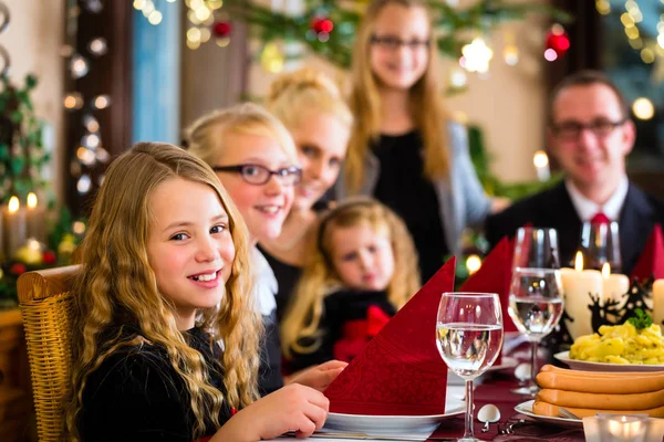 Famiglia con cena di Natale tedesca — Foto Stock
