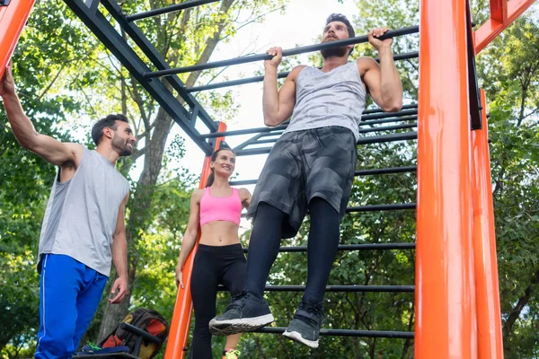 Low Kąt Widzenia Mocny Młody Człowiek Robi Chin Ups — Zdjęcie stockowe