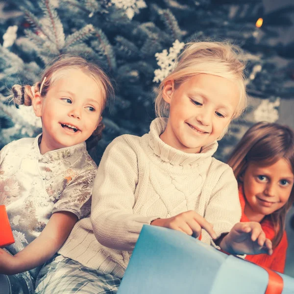 Juldagen i familjen, barnen uppackning presenter — Stockfoto