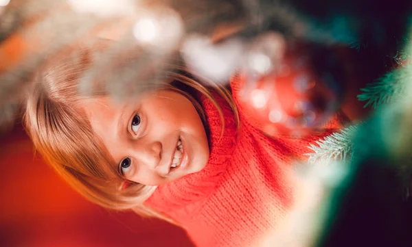 Familie schmückt Weihnachtsbaum — Stockfoto