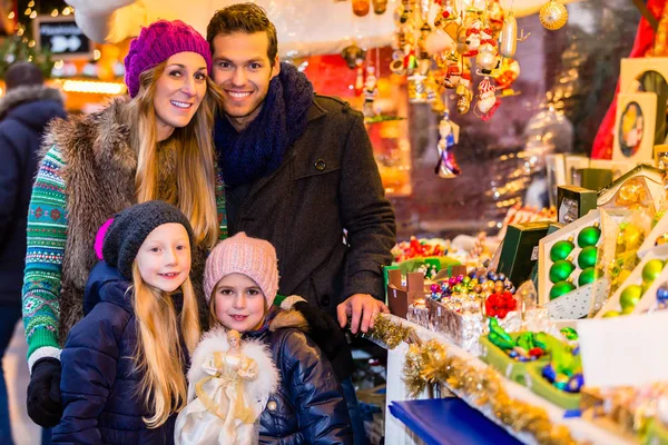 Familie kauft Weihnachtsdekoration auf Markt — Stockfoto