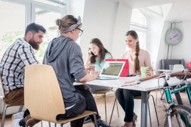 Genç kadın bir modern ofis spac bir belgede düzenlemeye adanmış