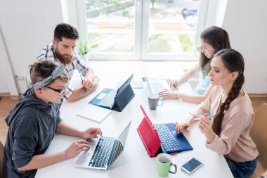 Genç kadın bir modern ofis spac bir belgede düzenlemeye adanmış