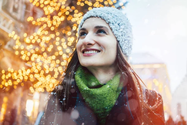 Mujer disfrutando de la Navidad en la ciudad — Foto de Stock