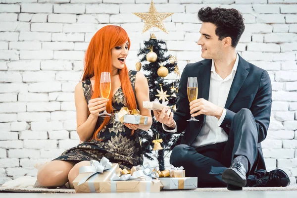 Couple drinking sparkling wine on Christmas — Stock Photo, Image