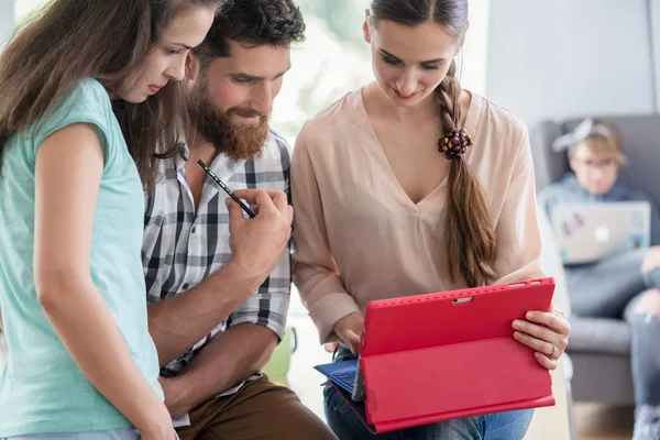 Betrouwbare digitale nomaden helpen hun mede-werker tijdens externe wo — Stockfoto