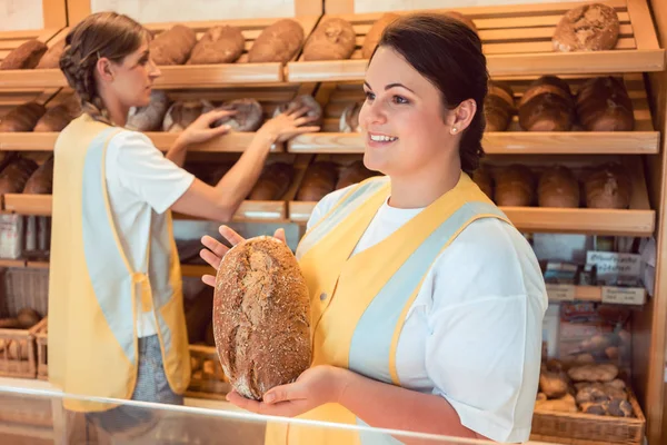 Δύο salesladies πώλησης ψωμί και άλλα προϊόντα στο κατάστημα αρτοποιίας — Φωτογραφία Αρχείου