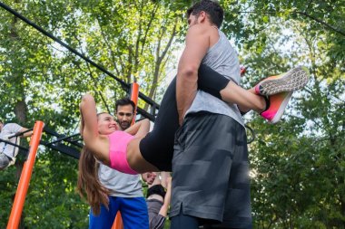 Genç kadın ile onun ortağı du egzersizi yaparken gülümseyen yerleştirmek