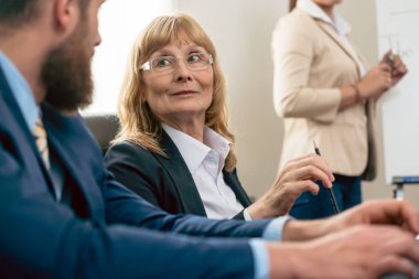 Etkileyici bir kariyeri boyunca olan orta yaşlı bir kadın portresi