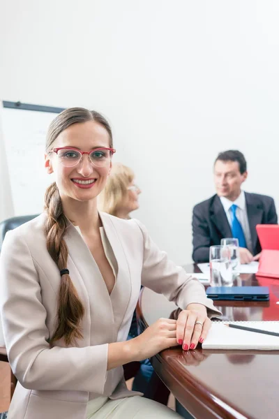 Portret van een mooie zakenvrouw kijken camera tijdens — Stockfoto