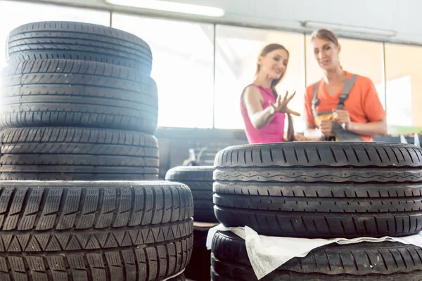 Χρήσιμες θηλυκό auto μηχανικός έλεγχος του αριθμού αναγνώρισης — Φωτογραφία Αρχείου