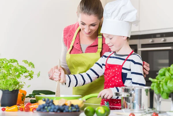 Madre e hijo cocinando juntos la cena familiar — Foto de Stock