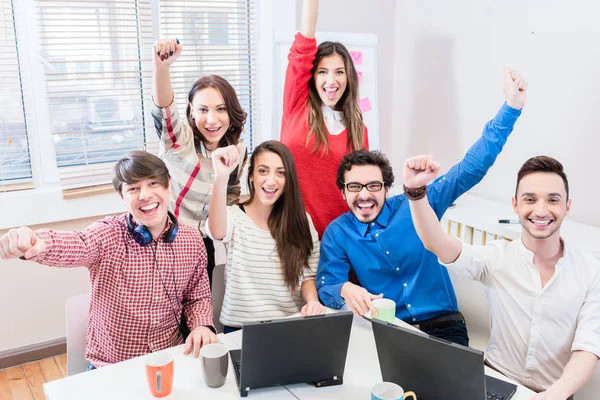 Fundador no negócio de startup celebrando o sucesso — Fotografia de Stock