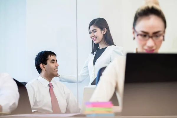 Office medarbetare prata skvaller bakom baksidan av affärskvinna — Stockfoto