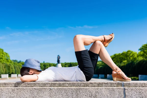 Turista relaxado deitado no parque — Fotografia de Stock