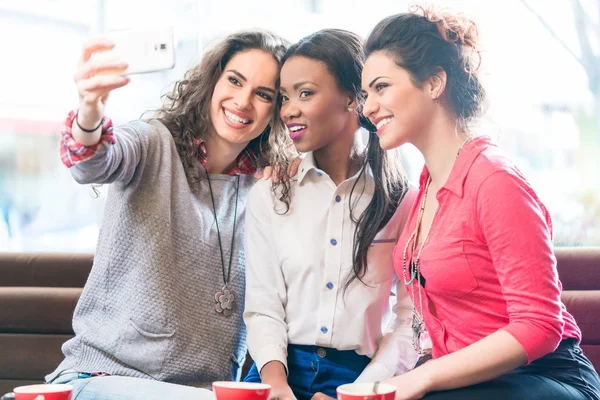 Νεαρές γυναίκες σε café λήψη selfie — Φωτογραφία Αρχείου