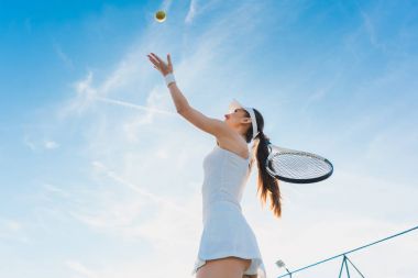 Hizmet veren tenis oynamaya kadın