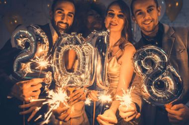 Erkekler ve kadınlar kutlamak yeni yıl 2018