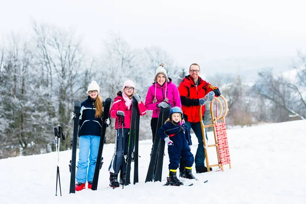 Família em férias de inverno fazendo esporte ao ar livre — Fotografia de Stock