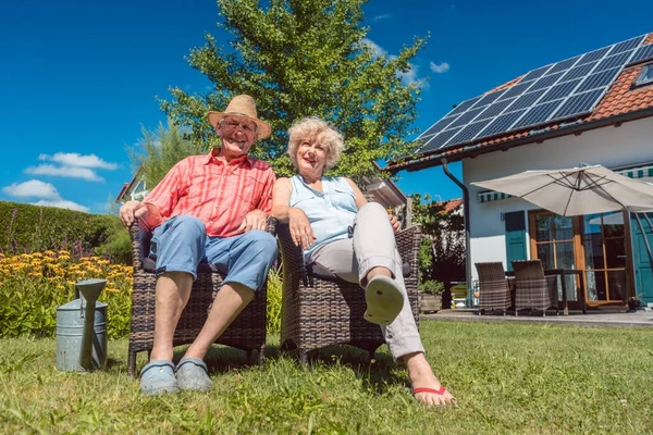 Пожилая пара отдыхает вместе в саду — стоковое фото