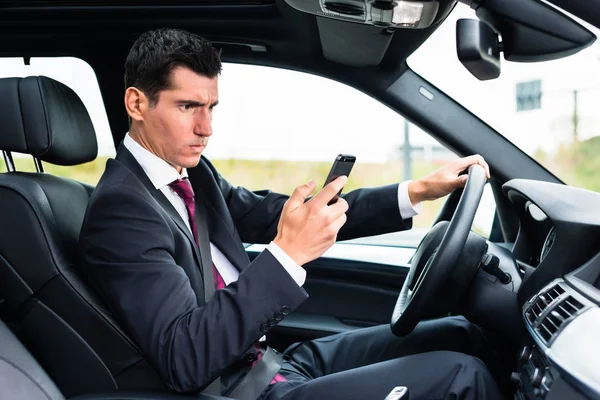 Geschäftsmann SMS mit Smartphone — Stockfoto