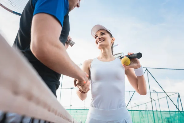 Tennisspieler schütteln sich nach Match die Hand — Stockfoto