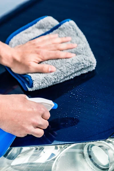 Hands cleaning car with spray — Stock Photo, Image