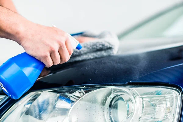 Male hands cleaning car — Stock Photo, Image